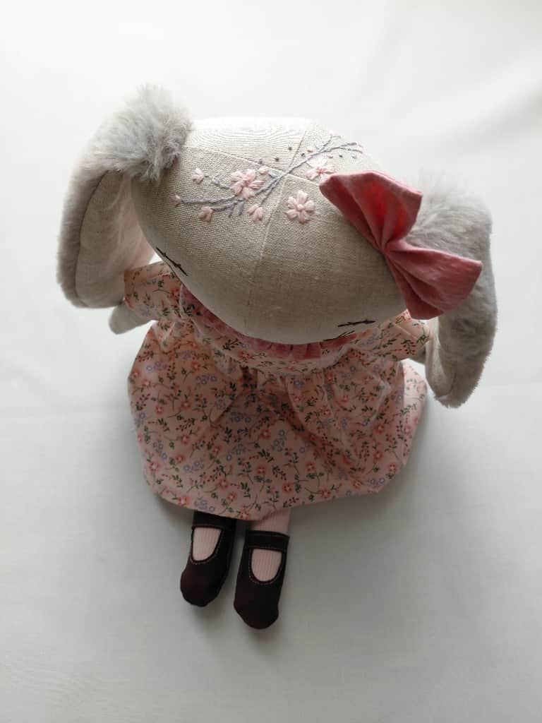 Zaķu meitene ar izšuvumu uz avotiņa