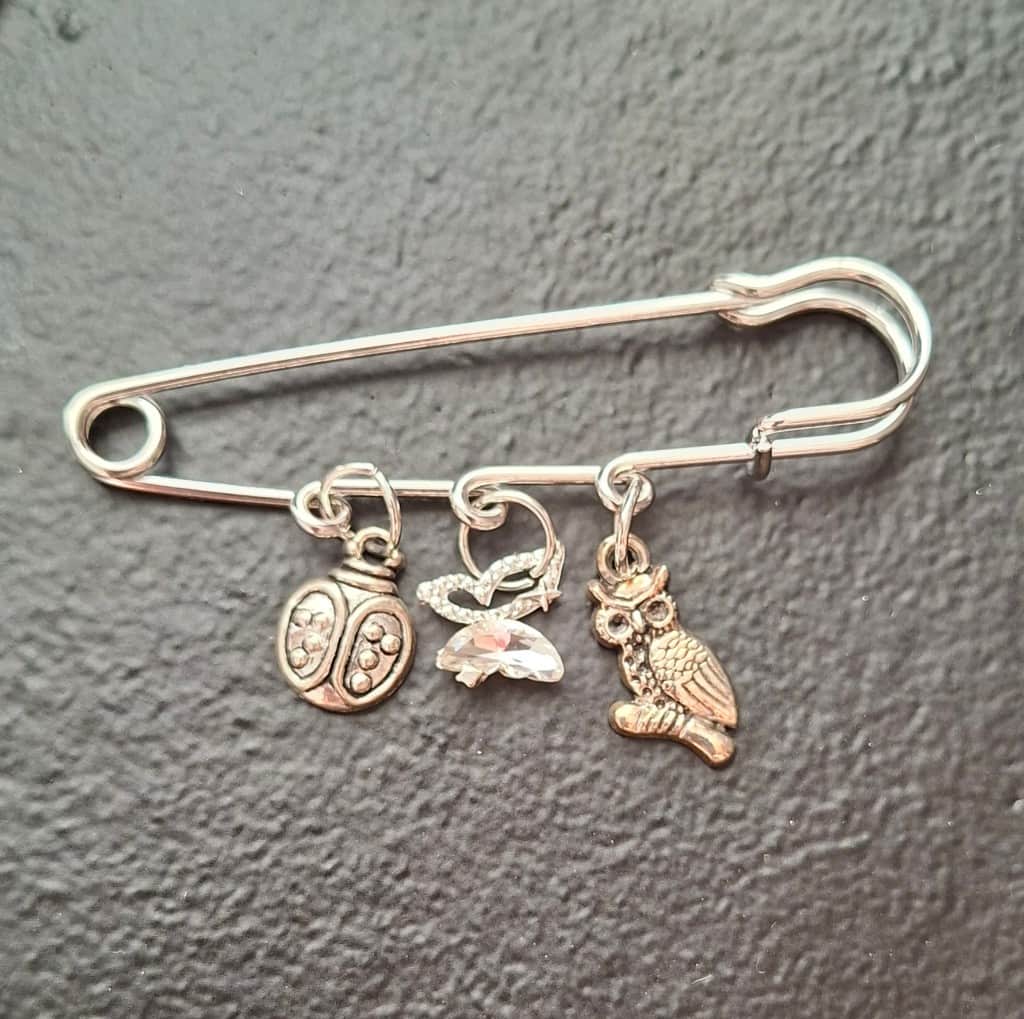 Modīgas piespraudes, kas piešķirs jūsu tērpam īpašu raksturu.