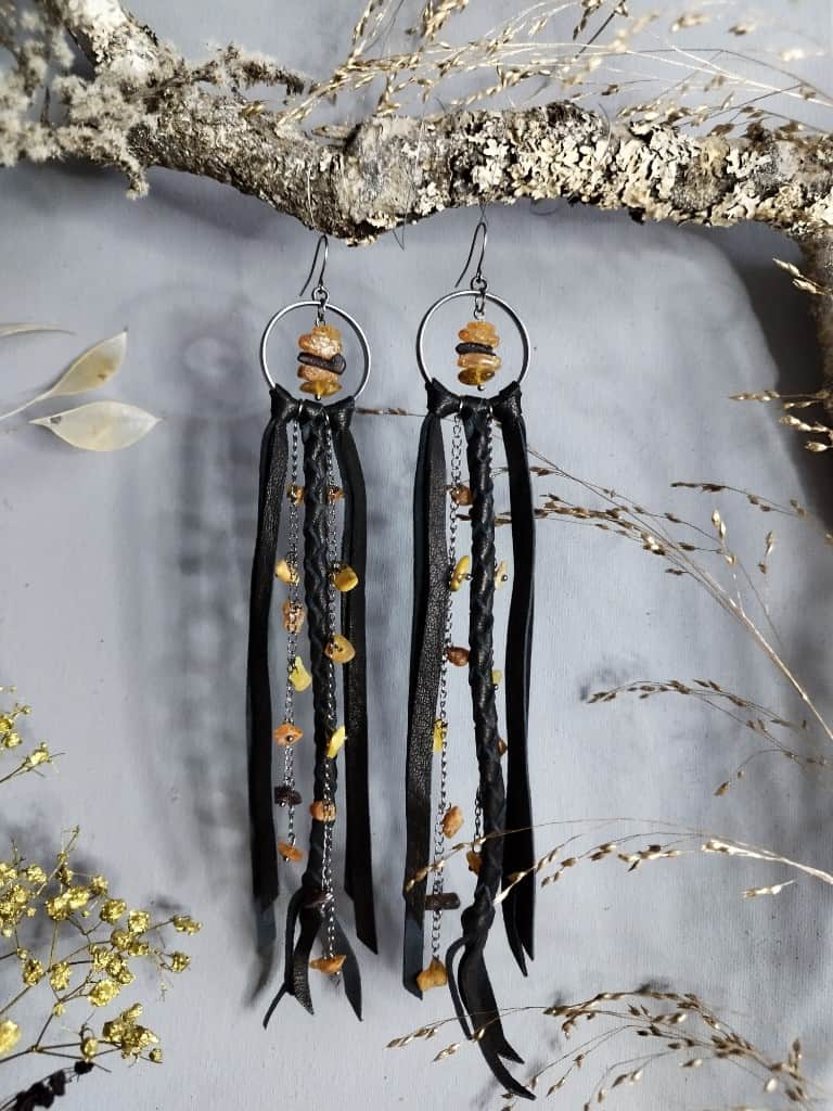 Ādas auskari "Savage Daughter" ar dzintariem