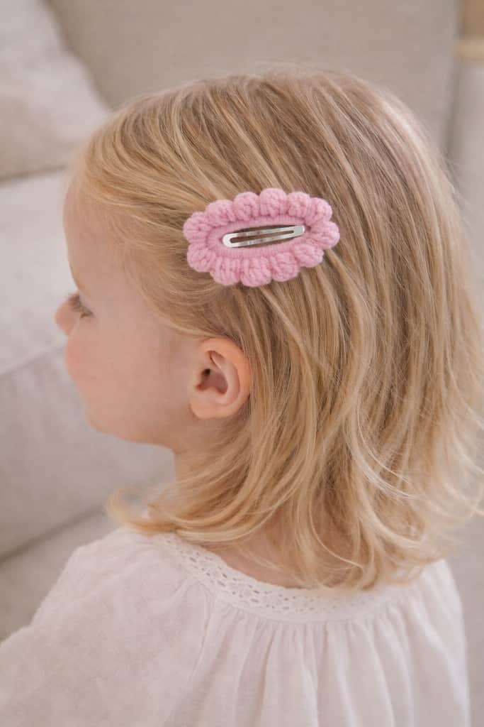 Adītas matu sprādzītes meitenēm 