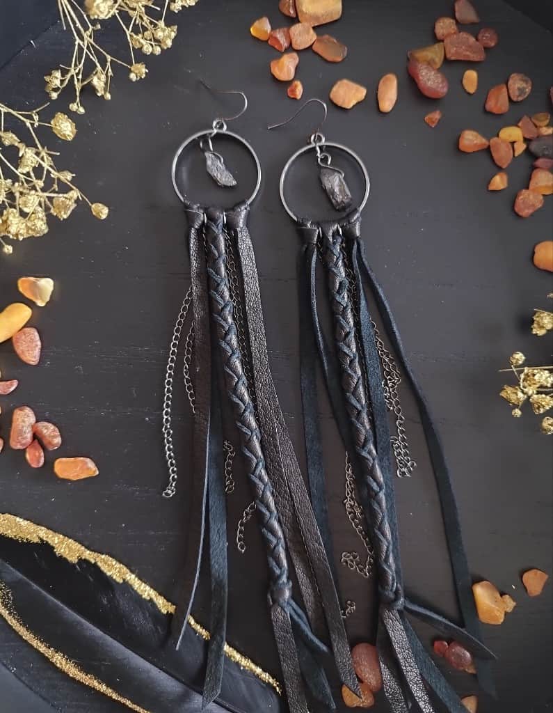 Ādas auskari "Savage Daughter" ar kristāliem