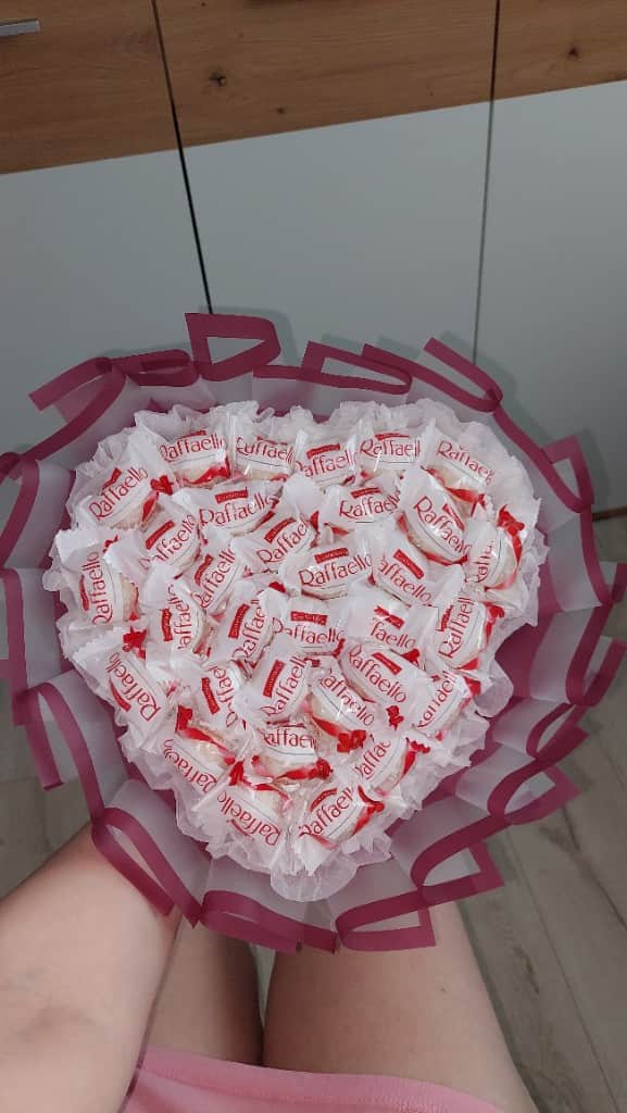 Roku darbs — Raffaello konfekšu pušķis 🤍