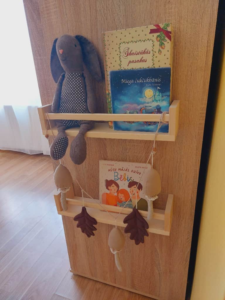 Sēnes virtenē ar lapiņām, bēšas ar mežģīni