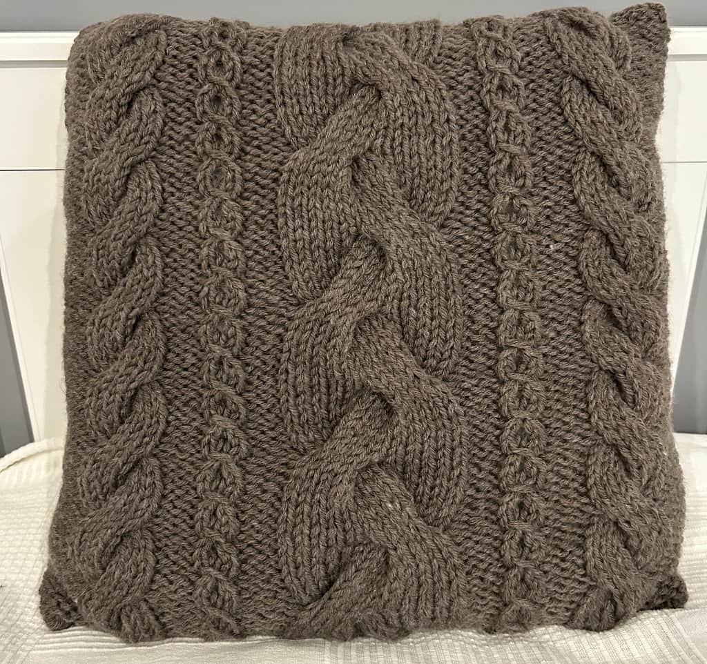 Adīts dekoratīvais spilvens ar pīnēm