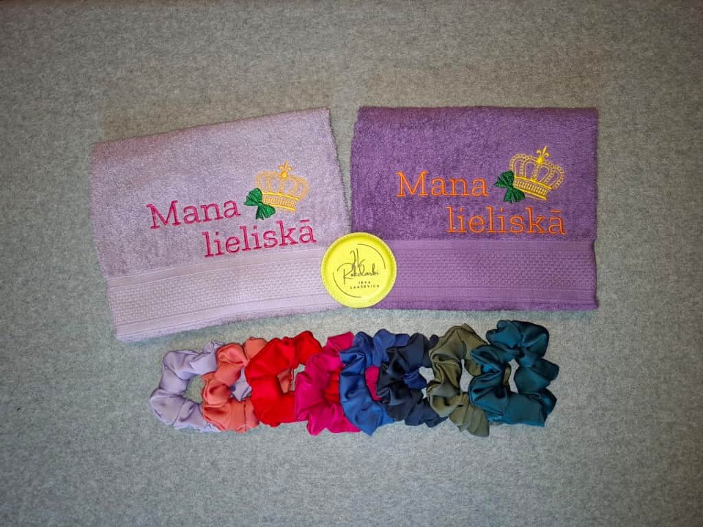 Dvielis ar izšuvumu + matu gumijas komplekts