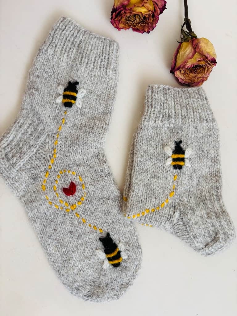Vilnas zeķes ar bitēm.
