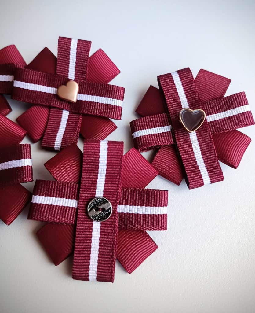 Mazā piespraude latviska