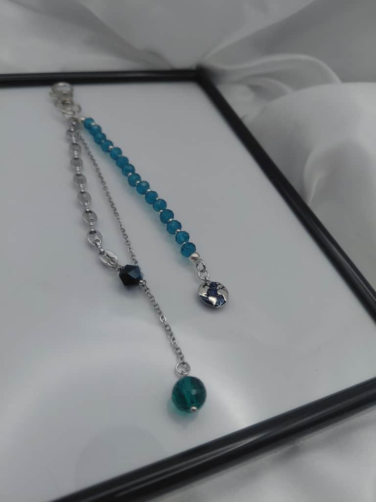 Piekaramais somai, atslēgām, džinsiem 