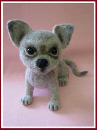 Ar adatu filcēts miniatūrs suns 17 cm x 17cm. Oriģināls roku darbs, kolekcionējama figūriņa, suvenīrs 