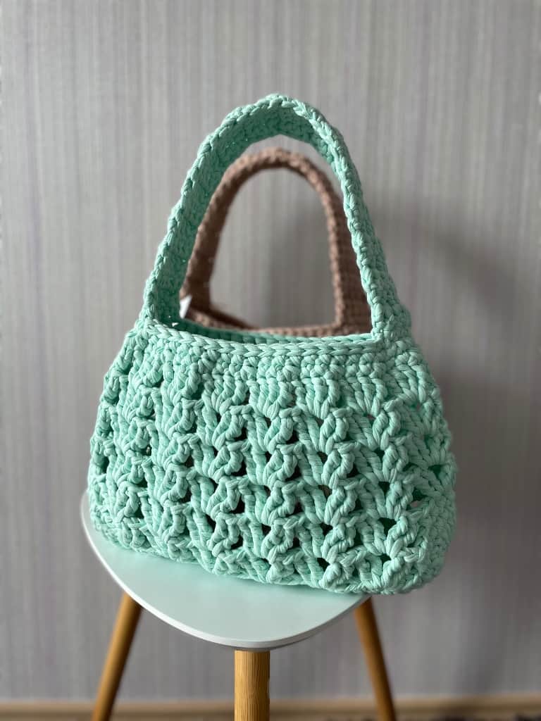 Tamborēta Mint krāsas somiņa