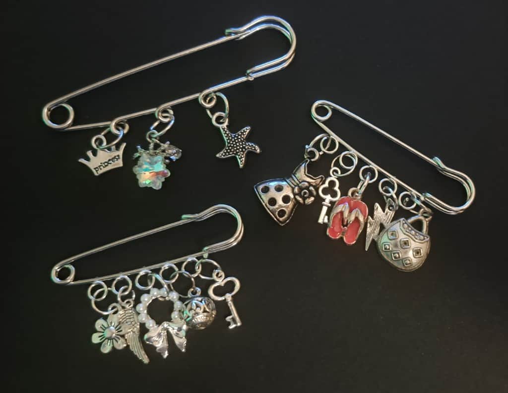 Modīgas piespraudes, kas piešķirs jūsu tērpam īpašu raksturu.