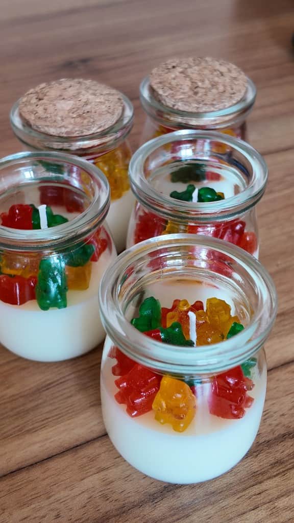 Sojas vaska svece ar krāsainiem želējlācīšiem