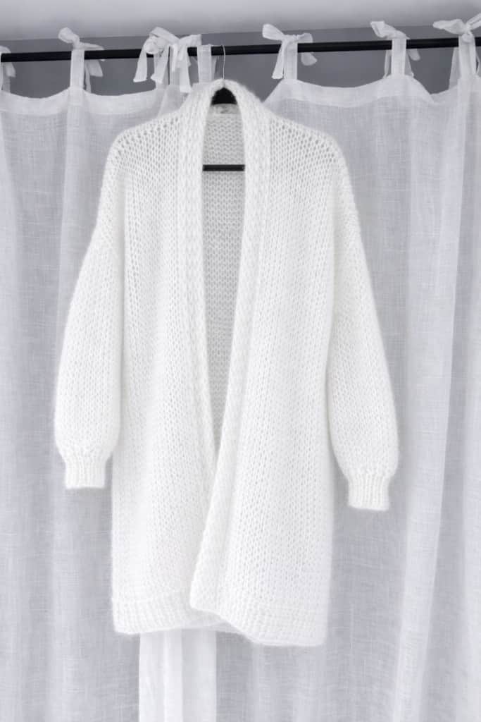 Balta garā mohēras jaka