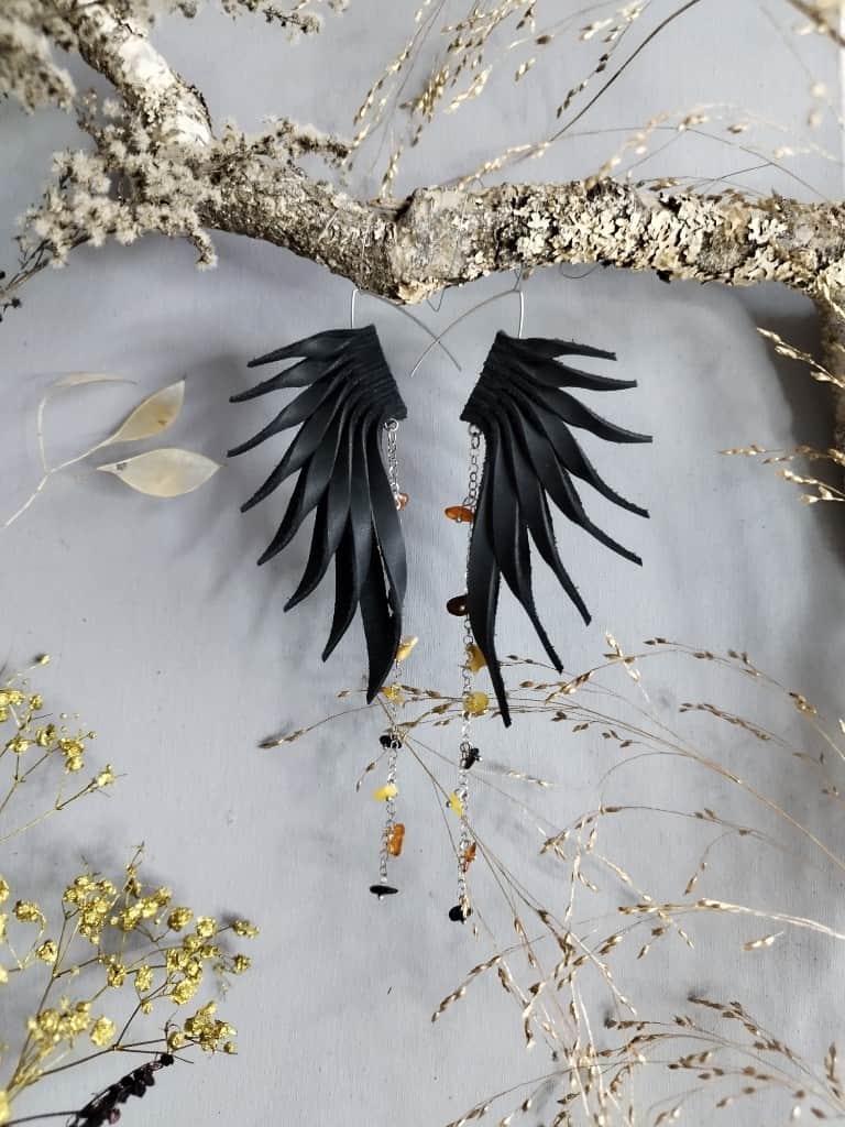 Ādas auskari "Valkīras spārni" ar dzintariem