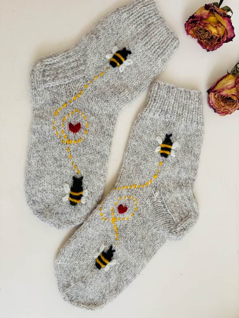 Vilnas zeķes ar bitēm.