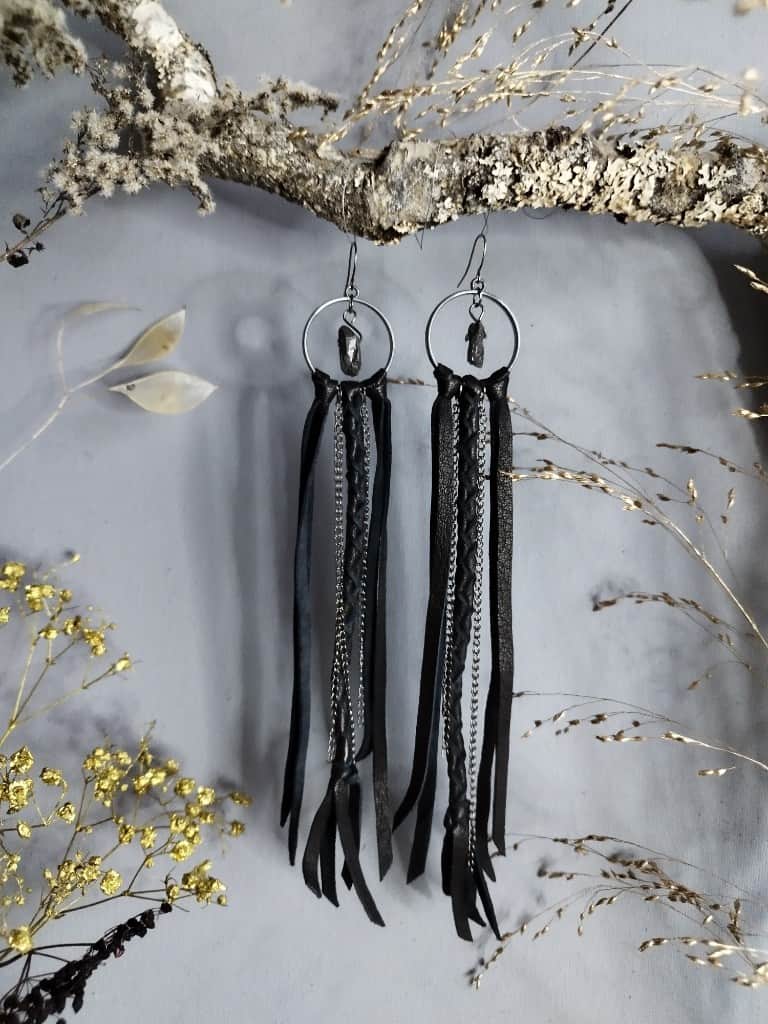 Ādas auskari "Savage Daughter" ar kristāliem