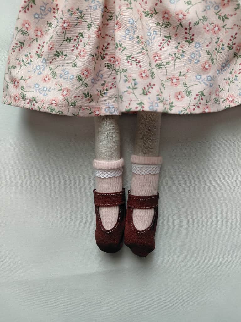 Zaķu meitene ar izšuvumu uz avotiņa