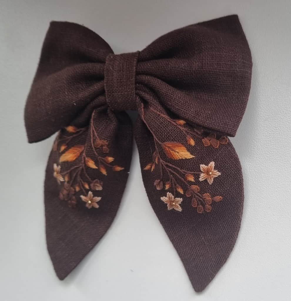 Lina matu bante ar izšuvumu "Rudens"