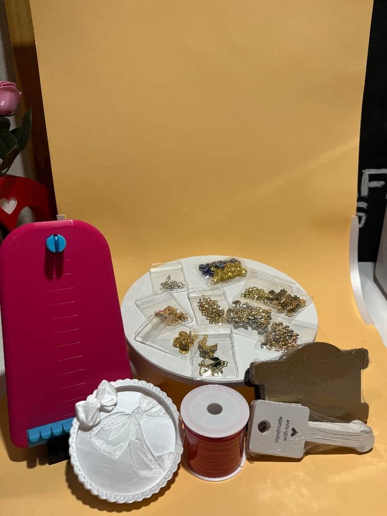 Komplekts sarkā diega aproču darināšanai