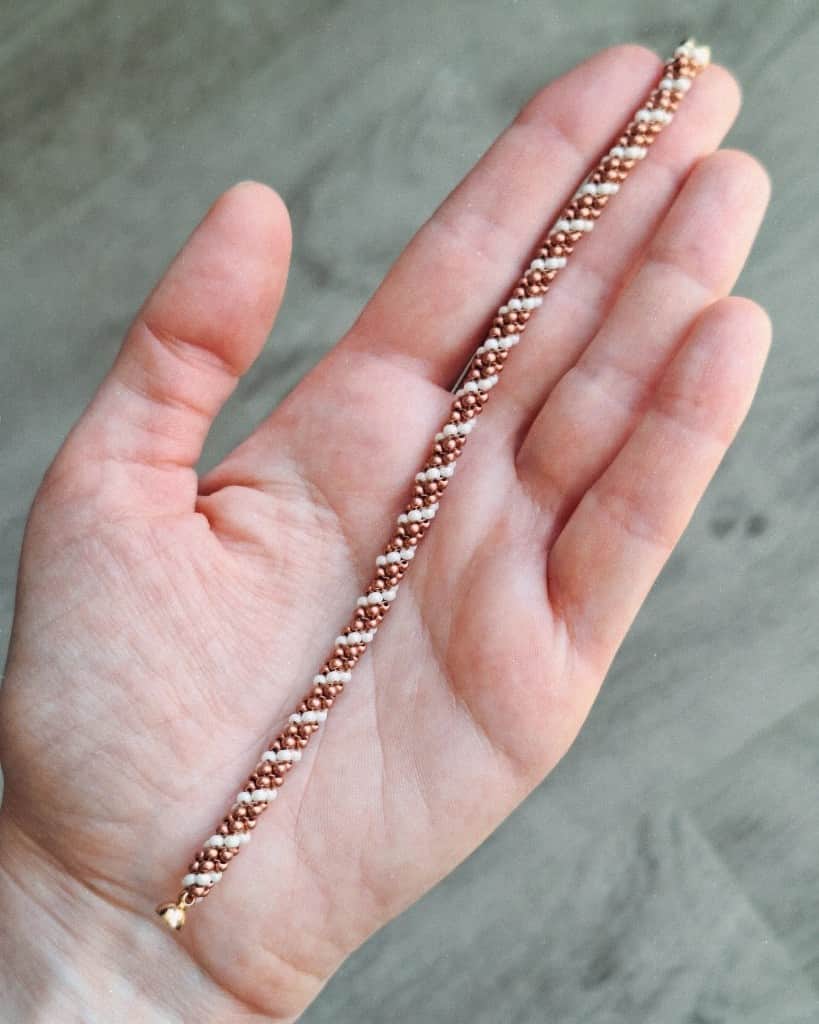 Pērlīšu rokassprādze ar magnētisko aizdari