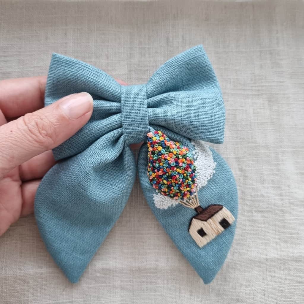 Lina matu bante ar izšuvumu " Lidojoša māja"