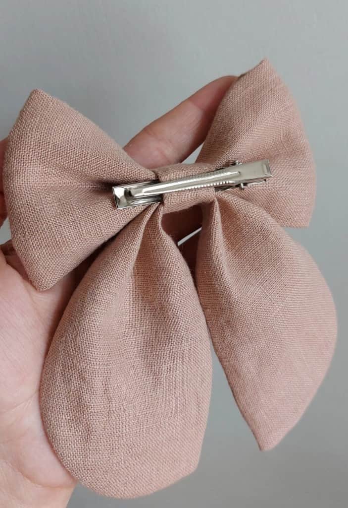 Balta lina matu bante ar izšuvumu, Govs ar ziediem