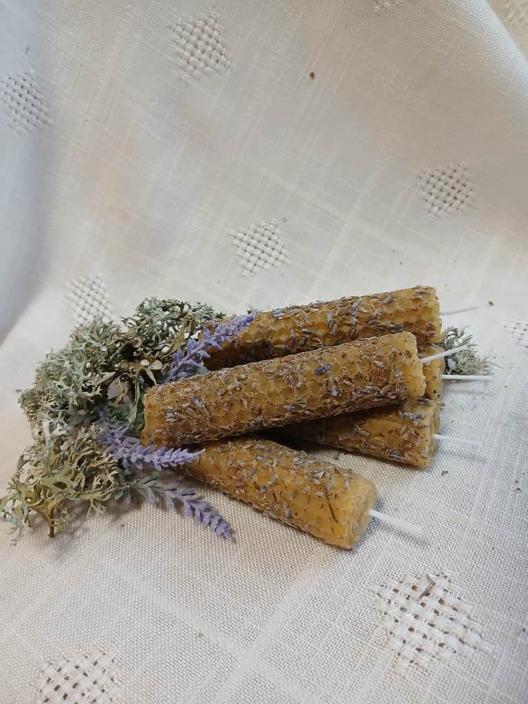 Sveces Bišu vaska ar lavandas ziediem