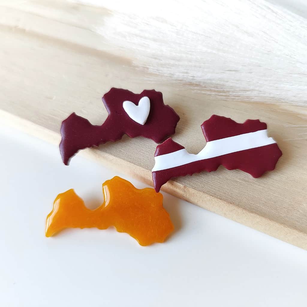 Latvijas piespraude ar sirsniņu