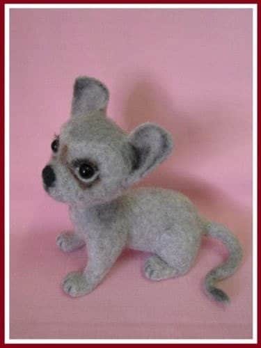 Ar adatu filcēts miniatūrs suns 17 cm x 17cm. Oriģināls roku darbs, kolekcionējama figūriņa, suvenīrs 