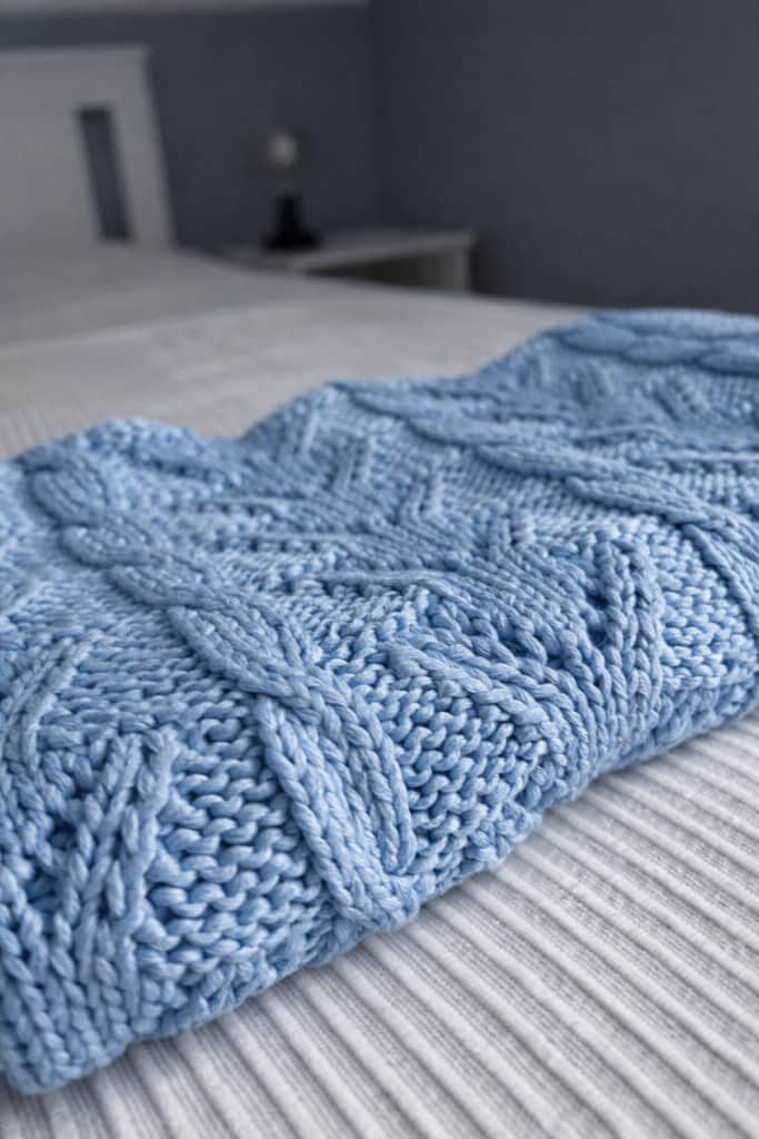 Adīta gaiši zila bērnu sedziņa