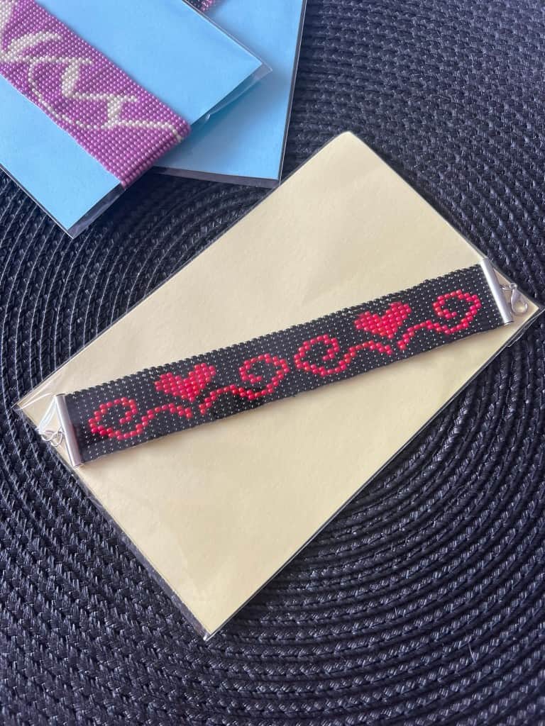 Pērļotas rokassprādzes