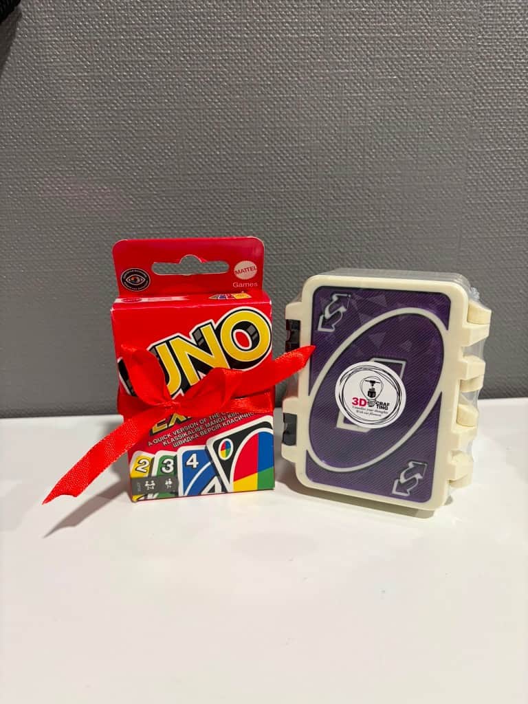 UNO kārtis ar kasti