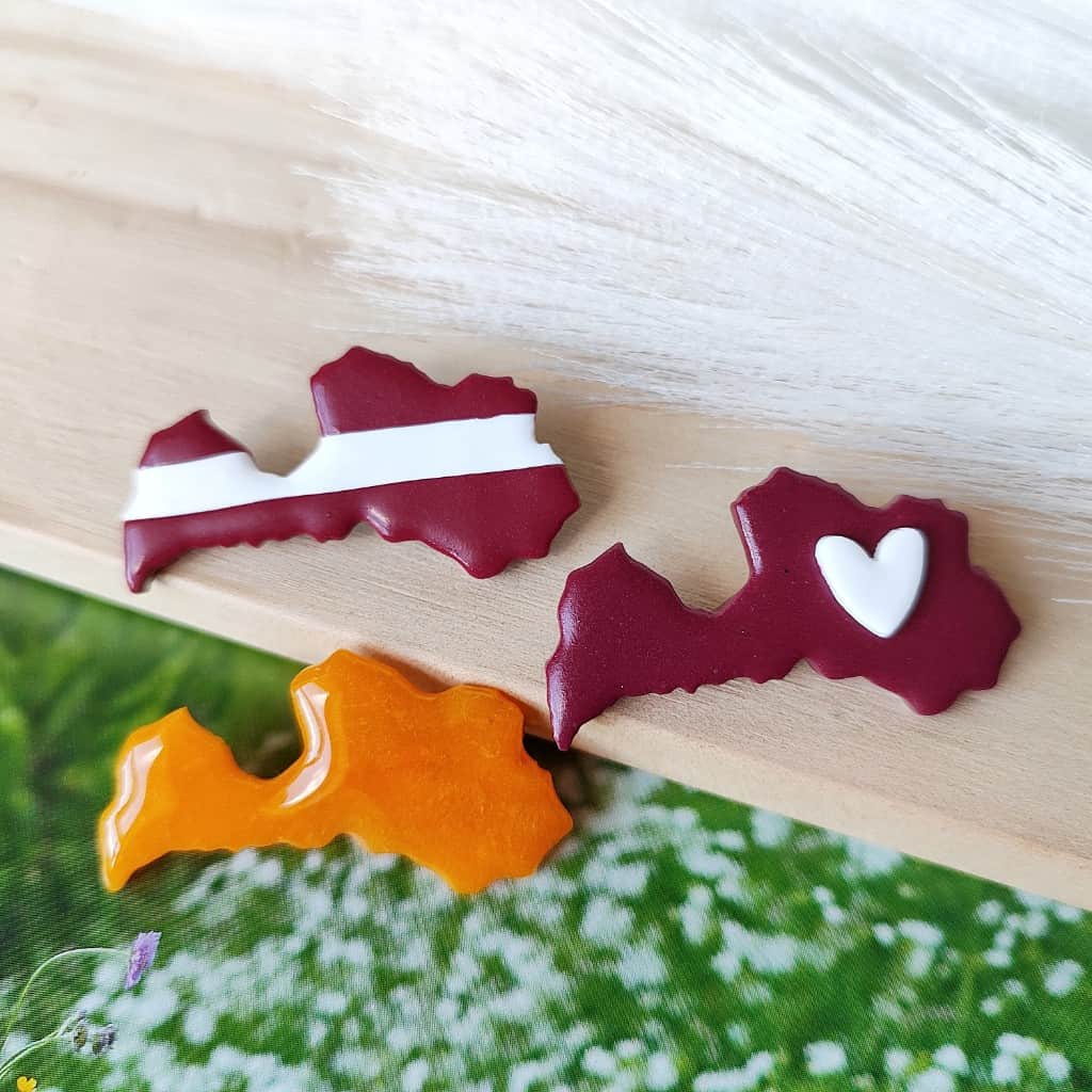 Latvijas piespraude ar karogu