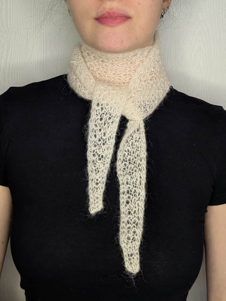 Roku adīta mohēras mežģīņu kakla šallīte - elegants minimālisma aksesuārs sievietei