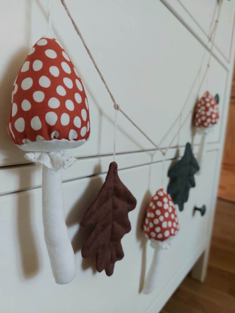 Sēņu virtene, mušmires ar lapiņām