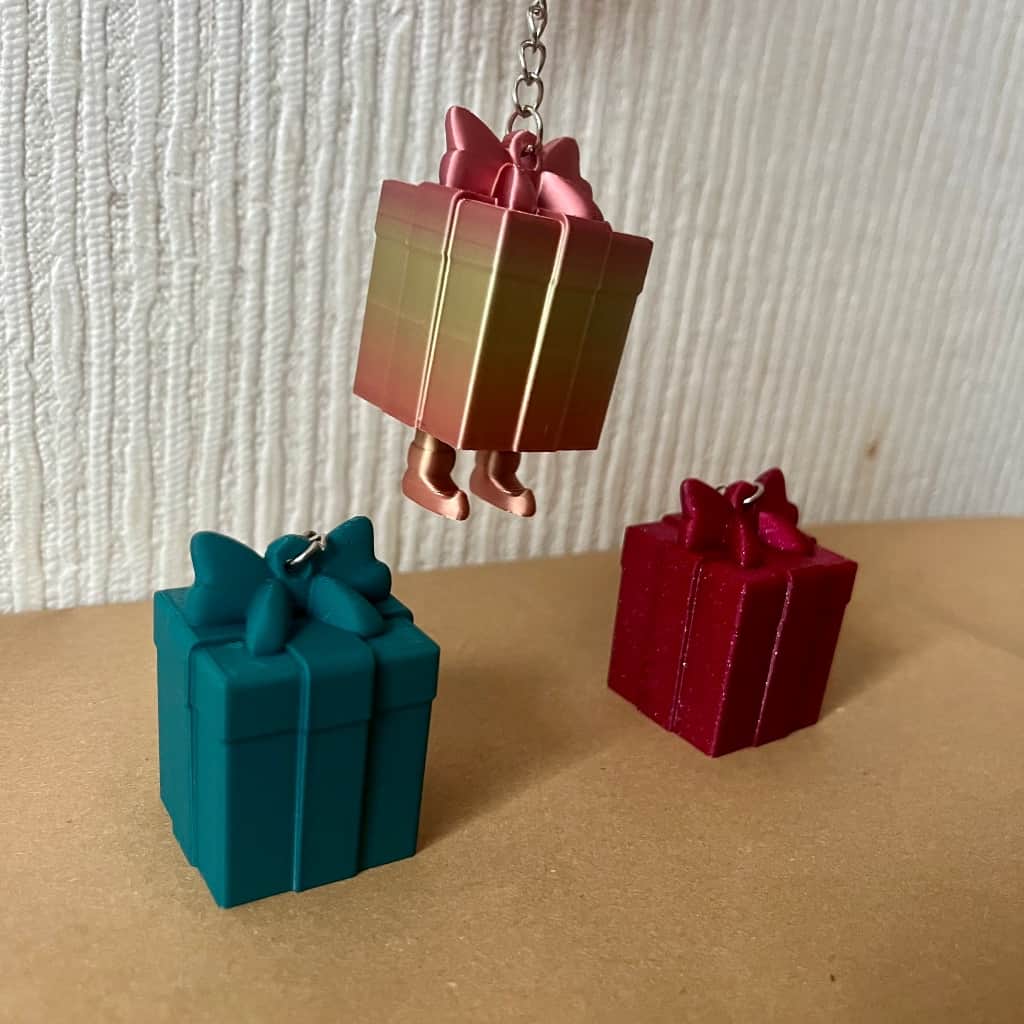 3D Printēts Piekariņš / Eglīšu Rotājums – Dāvanu Kastīte ar Kājiņām