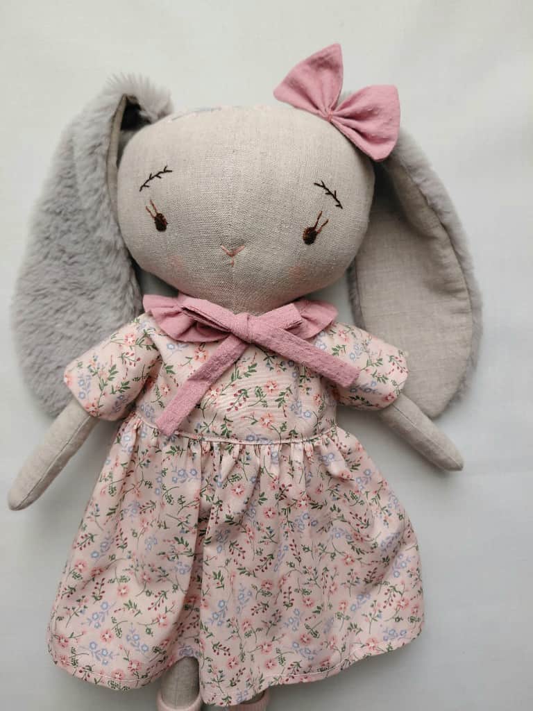 Zaķu meitene ar izšuvumu uz avotiņa