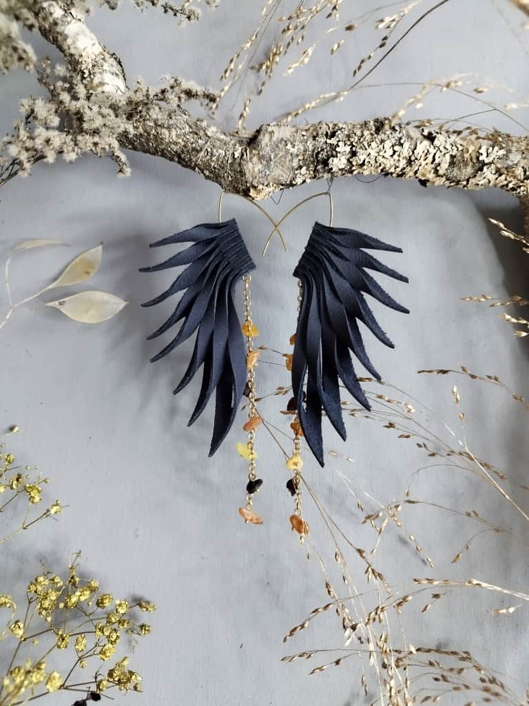 Ādas auskari "Valkīras spārni" ar dzintariem