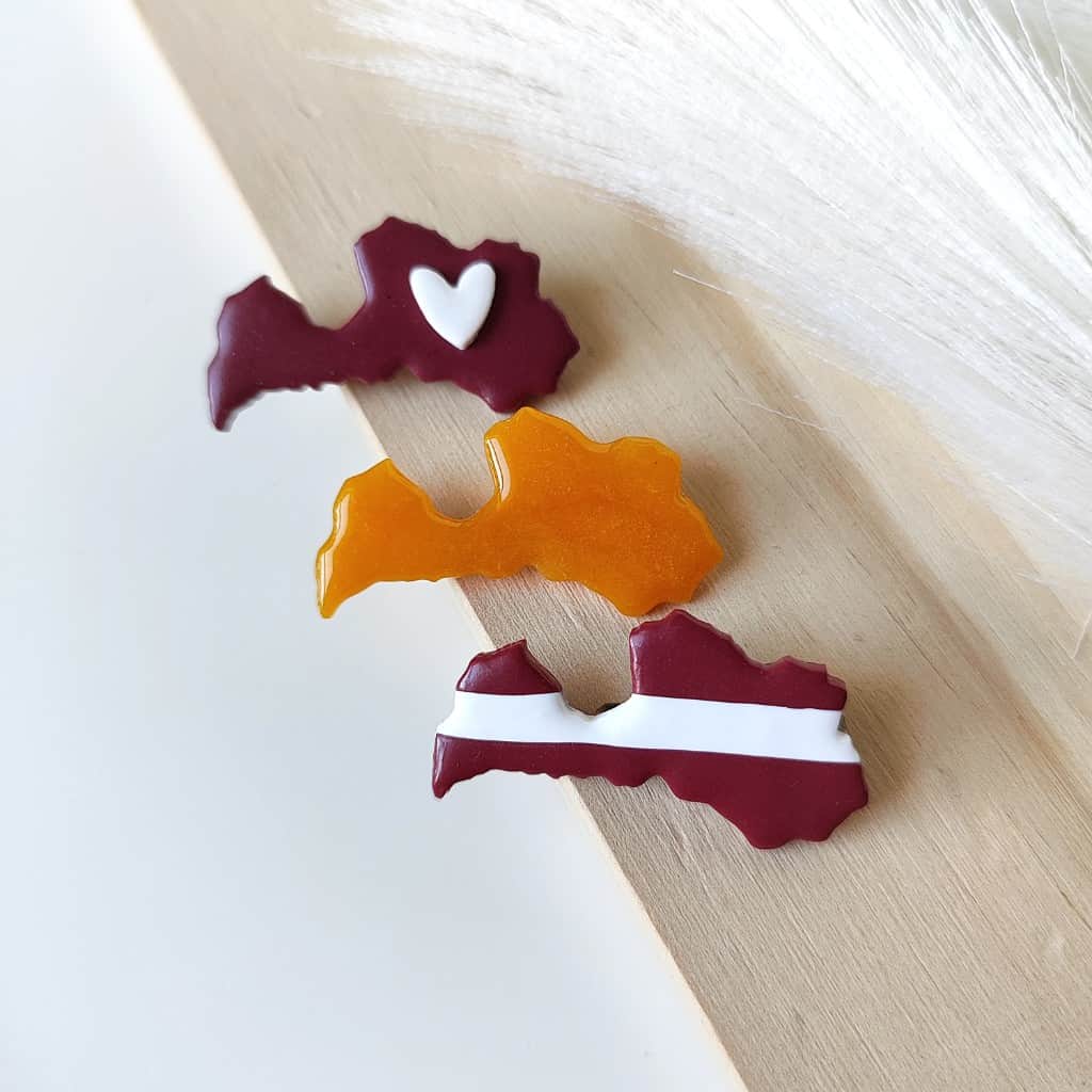 Latvijas piespraude dzintara krāsā 