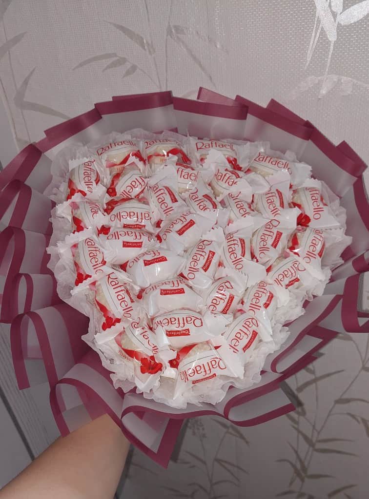 Roku darbs — Raffaello konfekšu pušķis 🤍