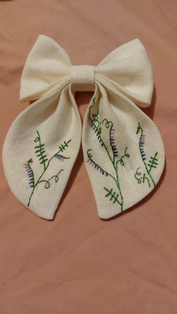 Balta lina matu bante ar izšuvumu, Vīķis