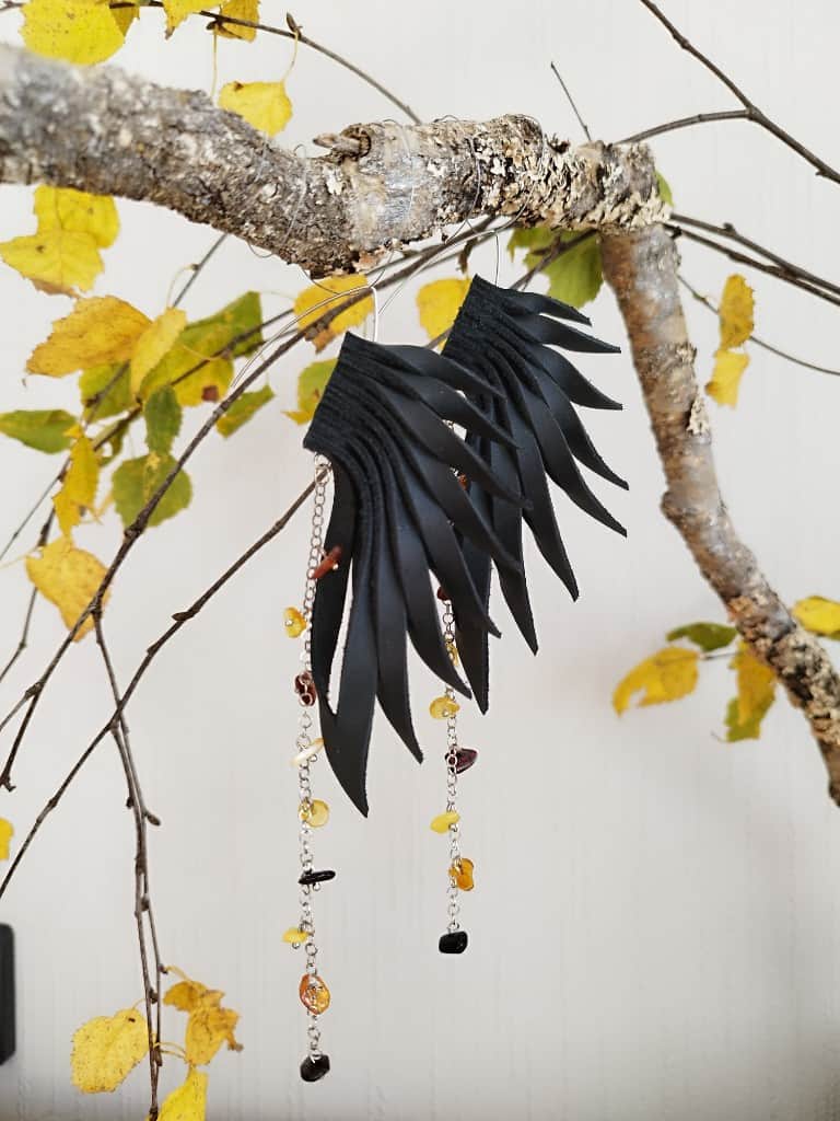 Ādas auskari "Valkīras spārni" ar dzintariem