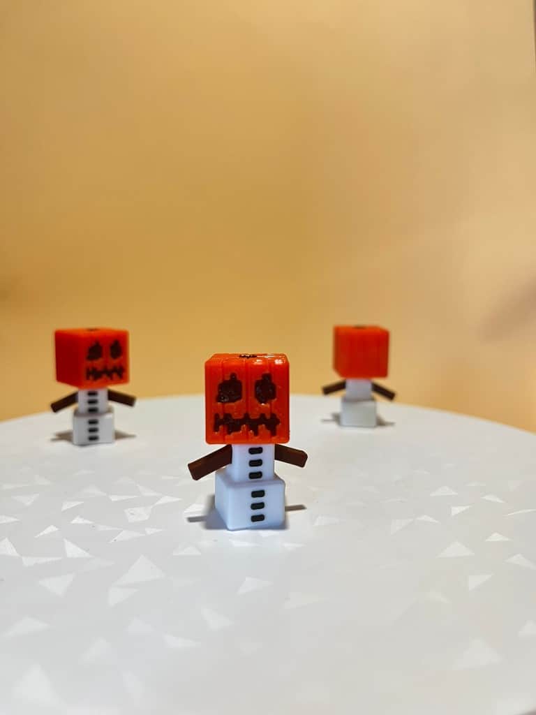 Pārsteigumu olas Eggsplode ar Minecraft kolekcijas figūriņām.
