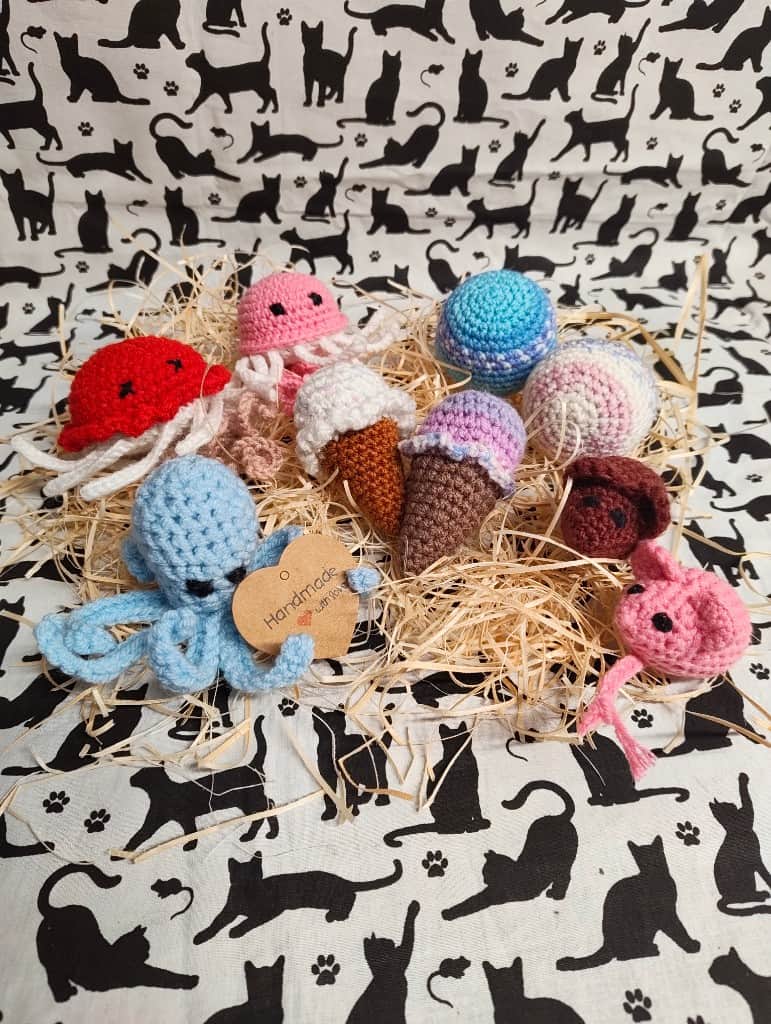 Kaķu rotaļlietu komplekts.