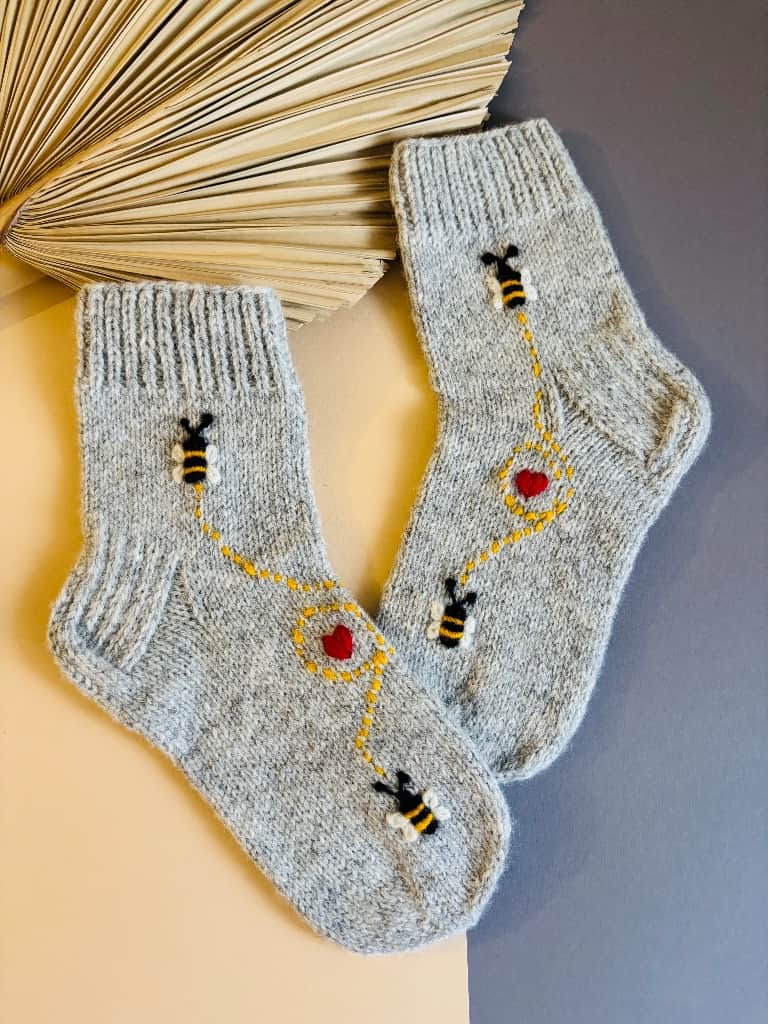 Vilnas zeķes ar bitēm.
