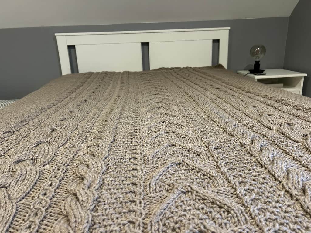 Ar rokām adīta vienvietīga sega – bēšīgi brūnā tonī