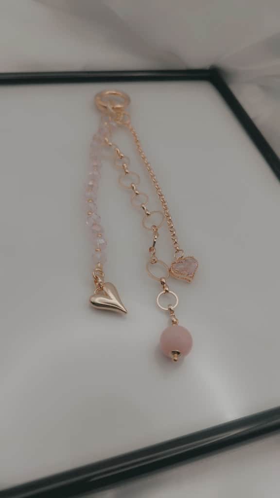 Piekaramais somai, atslēgām, džinsiem 