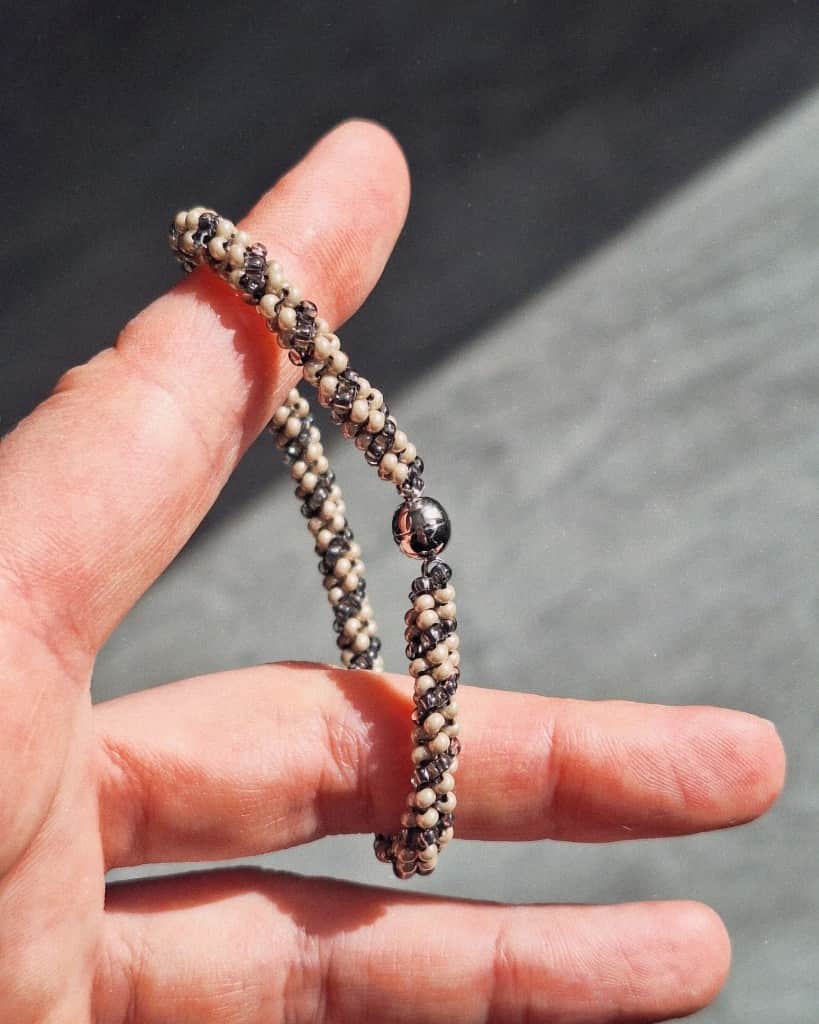 Pērlīšu rokassprādze ar magnētisko aizdari