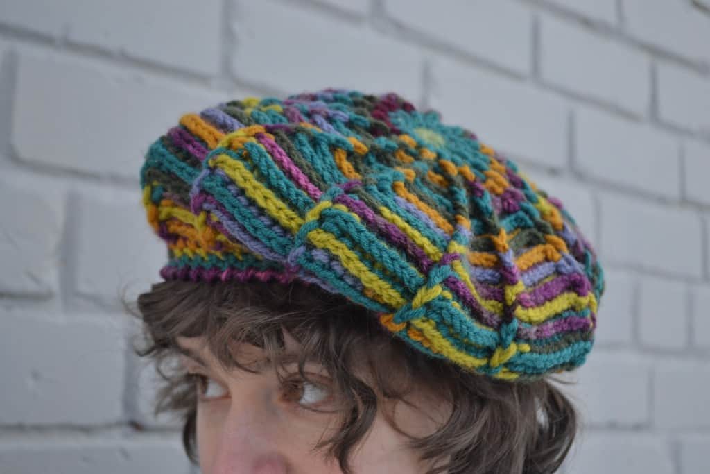 tamborēta raiba berete