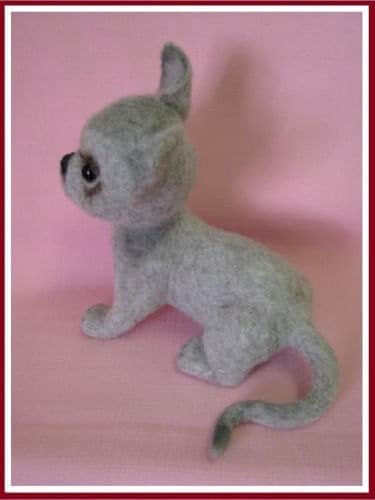 Ar adatu filcēts miniatūrs suns 17 cm x 17cm. Oriģināls roku darbs, kolekcionējama figūriņa, suvenīrs 